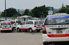 Lo đấu đá với Uber, Grab, Vinasun trượt dài từ thị phần vận tải đến chứng khoán