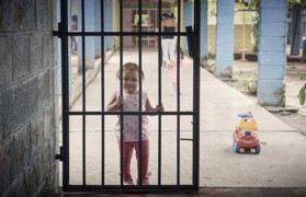 Cận cảnh đứa trẻ lớn lên trong nhà tù được chăm sóc thế nào?