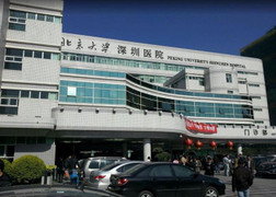 Thai nhi đạp rách tử cung mẹ, thò chân ra ngoài túi ối