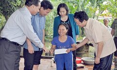 Bộ trưởng Trần Hồng Hà thị sát lũ lụt, tặng quà cho người dân Thanh Hóa