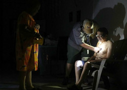 Bệnh viện mất điện, bác sĩ soi đèn điện thoại để phẫu thuật