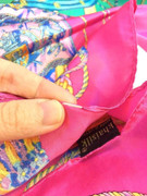 Khaisilk 'ăn' bao nhiêu tiền mỗi chiếc khăn 'đầu dê, thịt chó'?