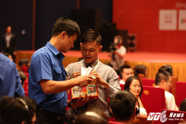 Đối thoại với tỷ phú Trung Quốc, 'fan cuồng' xuất hiện: 'Tôi yêu Jack Ma... tôi yêu Jack Ma'