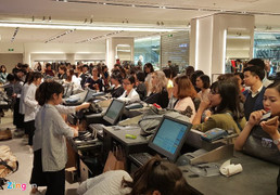 Zara Hà Nội đông khách đến khuya trong đêm đầu giảm giá 25%