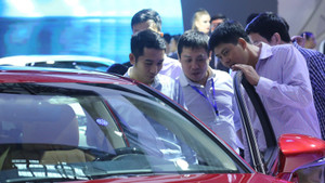 Giá ô tô đang lao dốc liên tục: 'Con dao hai lưỡi'