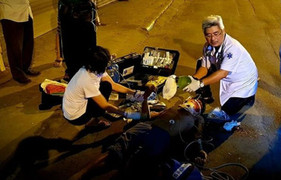 Bác sĩ cấp cứu bệnh nhân ngay giữa đường