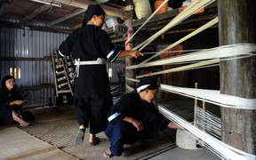 Kỹ thuật làm vải của người dân tộc thiểu số Việt lên báo Mỹ