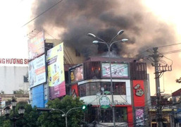 Cháy hàng ăn, khách chạy toán loạn để thoát thân