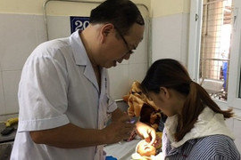 Bé 15 tháng tuổi loét giác mạc vì bà nhỏ nước chanh vào mắt để chữa ghèn trắng