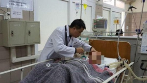 Đốt than sưởi ấm trong phòng ngủ, người đàn ông hôn mê nguy kịch