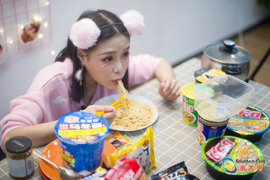 Xuất hiện nữ sinh xinh đẹp có thể 'ăn cả thế giới'