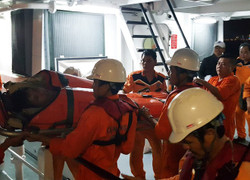 Vượt biển ngày cuối năm cứu kịp thời ngư dân gặp nạn