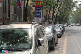 Gửi xe ở Hà Nội: 'Mỗi ngày tôi mất 300.000 đồng'