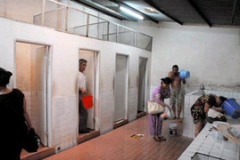 Một người đi khám bệnh, 3-4 người nhà đi cùng, nguy cơ lây bệnh rất cao