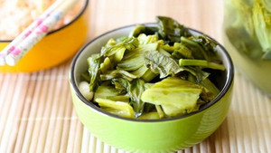 Dưa muối chua là kẻ thù của người huyết áp cao, không tránh là gặp họa