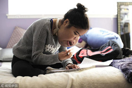 Cô bé có khuôn mặt khổng lồ và ước mơ trở thành y tá