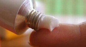 Thuốc bôi ngoài da chứa corticoid: Không thể dùng bừa