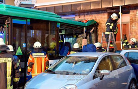 Gần 50 học sinh bị thương trong vụ tai nạn xe buýt