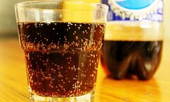 Cho con uống nước ngọt có ga gây hậu quả khủng khiếp thế này