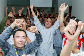 Bệnh nhân quên đau, quên sống chết cổ vũ U23 Việt Nam: Khoảnh khắc bóng đá nối triệu trái tim