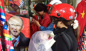 Áo, cờ cổ vũ U23 Việt Nam cháy hàng