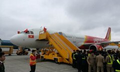 Người mẫu mặc bikini trên chuyên cơ đón U23 Việt Nam: VietjetAir xin lỗi