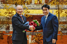 Chủ tịch Hà Nội chúc mừng HLV Park Hang Seo và đội tuyển U23 Việt Nam