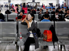 Chờ tàu xe trước Tết, người Trung Quốc làm gì để 'giết thời gian'?