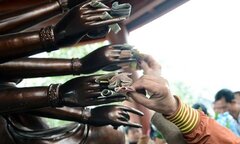 Kiêng kị cho người kinh doanh: Không nên cài tiền lên mâm ngũ quả, tay Phật khi lễ chùa ngày Tết