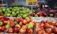 Táo Pháp, cam Ai Cập hơn 29.000 đồng/ kg tràn siêu thị ngày cận Tết
