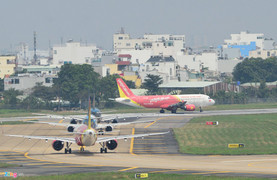 Cảnh máy bay ùn ứ chờ cất cánh ở sân bay Tân Sơn Nhất