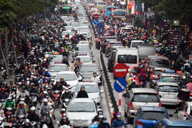 Đổ xô sắm Tết, tuyến phố thời trang Hà Nội tê liệt