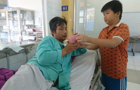 Người đàn ông phải ăn Tết trong viện với chân bỏng nặng do bô xe máy