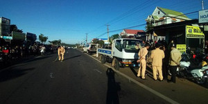 Tông vào xe khách, 1 phượt thủ tử nạn trên đường