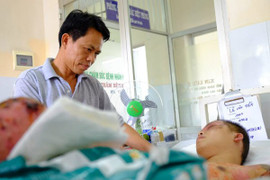 Ông bố tình nguyện hiến da để ghép cho con trai bị bỏng nặng
