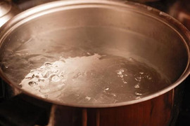 Người phụ nữ bất ngờ lên cơn động kinh ngã vào nồi nước sôi