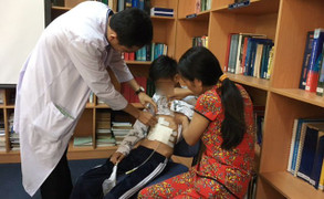 Bé trai teo dạ dày, sụt 12kg khi uống chai nước để trên bàn