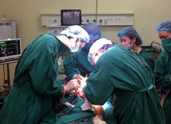 Nối xương để cứu cánh tay cho thiếu nữ 16 tuổi ung thư