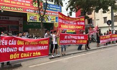 'Căng băng rôn' bùng phát ở chung cư Hà Nội sau thảm hoạ cháy Carina
