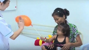 Bà nội đưa chai hóa chất tẩy rửa móng tay cho cháu... uống