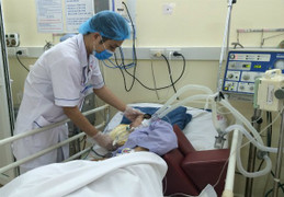 Hôn mê sâu do nốt mụn nhỏ ở mông