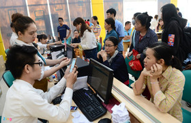 Quầy giao dịch của nhà mạng ở Sài Gòn chật cứng người chờ chụp hình