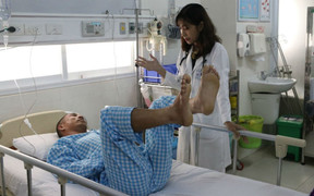 Đang đá bóng bất ngờ bị méo miệng, liệt nửa người