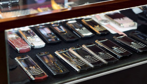 Cãi nhau với bạn gái vì thú chơi điện thoại Vertu chục tỷ