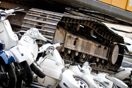 Xem cảnh máy xúc hạng nặng nghiến bẹp, phá hủy hàng trăm ôtô xe máy xịn nhập lậu