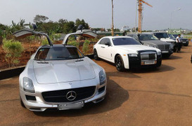 Xe sang khan hàng đến mức khách dài cổ chờ, đại lý mỏn mòn đợi