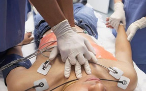 Người đàn ông nhập viện vì thức khuya xem bóng đá triền miên