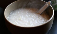Vì sao các cậu bé đội bóng Thái Lan chỉ được ăn cháo trắng sau khi ra khỏi hang?