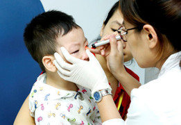 Nhiều trẻ nhỏ mất thị lực vĩnh viễn do không được chữa trị kịp thời