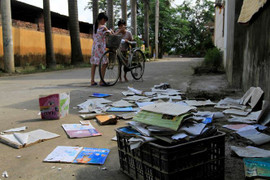 Hà Nội: Học sinh mang sách vở ngập nước lũ phơi bên đường